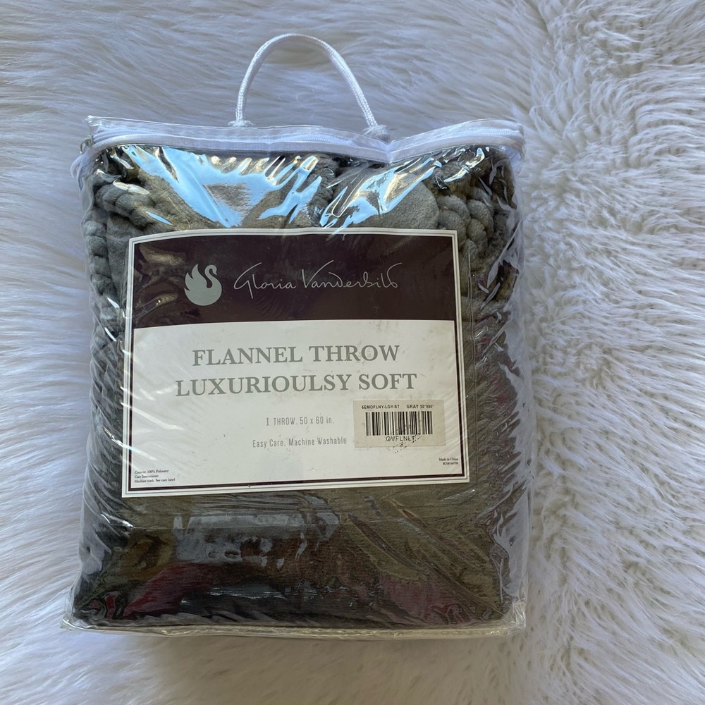 NEW w/Tag-Gloria Vanderbilt Gray Soft Throw 50x60”